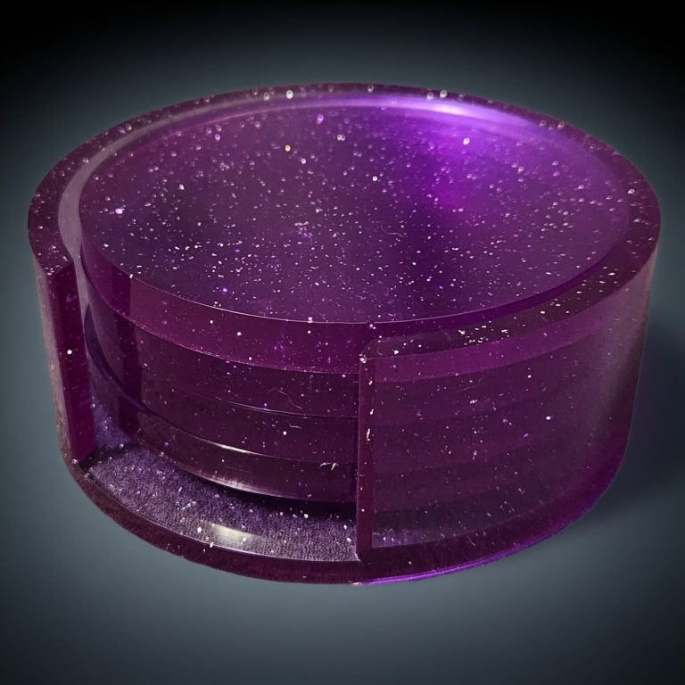 Handgefertigte, glitzernde Untersetzer aus lila Harz mit passender Halterung.