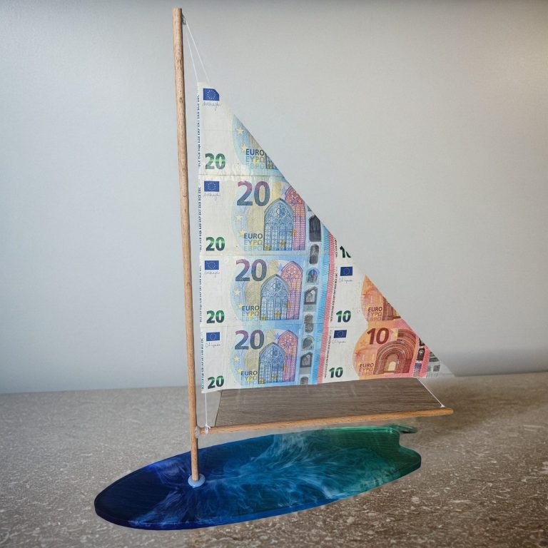 Kreatives Geldgeschenk zur Hochzeit: Deko-Surfbrett aus Harz mit Geldscheinen als Segel auf einem Holzmast, liebevoll gestaltet.