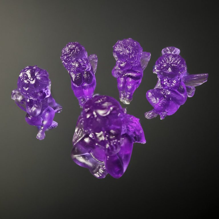 Fünf handgefertigte lila Engelfiguren aus Harz, glänzend-transparent gegossen, mit verschiedenen Posen.