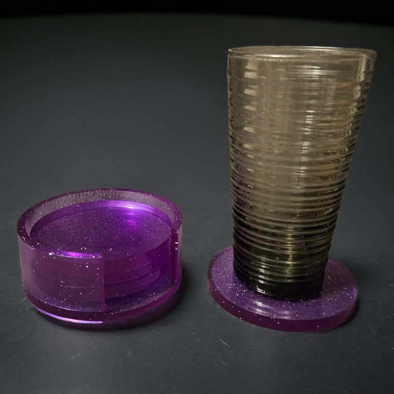 Handgefertigte, glitzernde Untersetzer aus lila Harz mit passender Halterung.