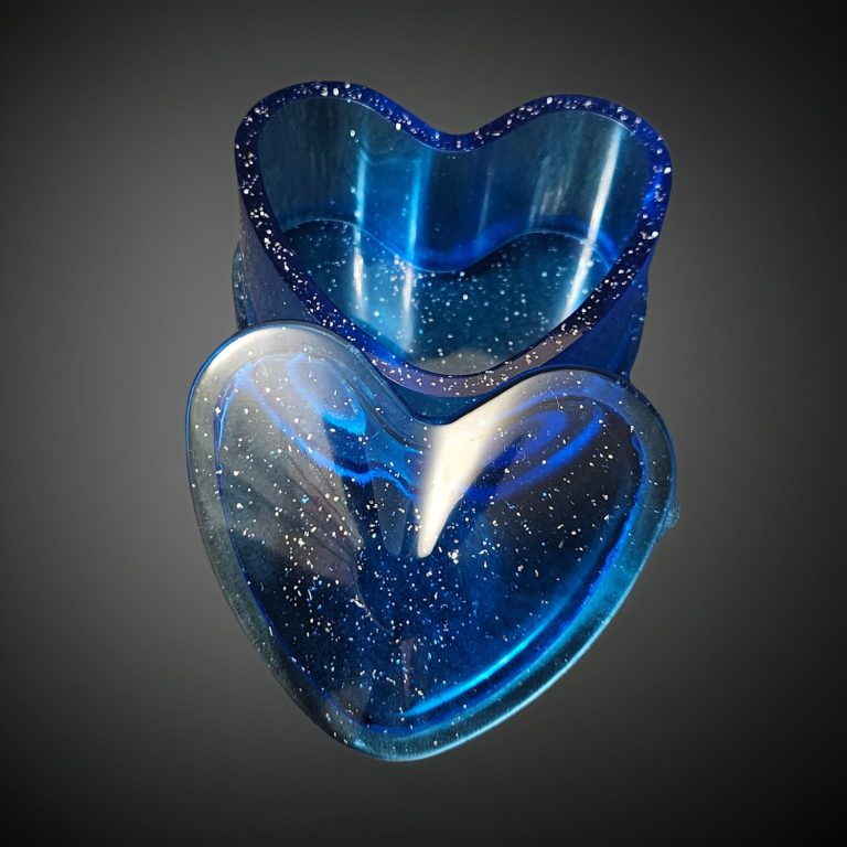Blaues herzförmiges Harzkästchen mit Deckel – transparent mit Glitzereffekt, aus Epoxidharz.