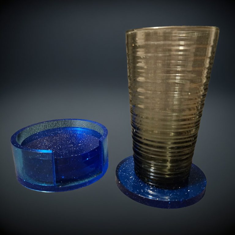 Handgefertigte, glitzernde Untersetzer aus blauem Harz mit passender Halterung.