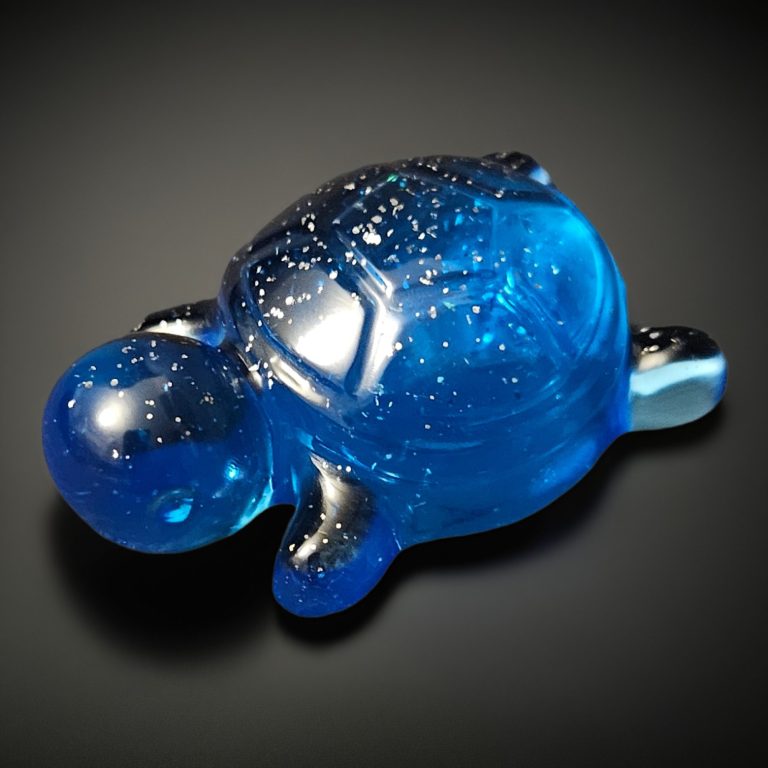 Blaue handgefertigte Schildkröten aus Harz.