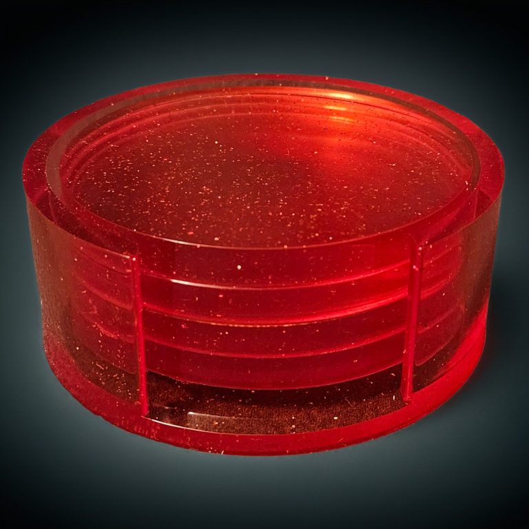 Handgefertigte, glitzernde Untersetzer aus rotem Harz mit passender Halterung.