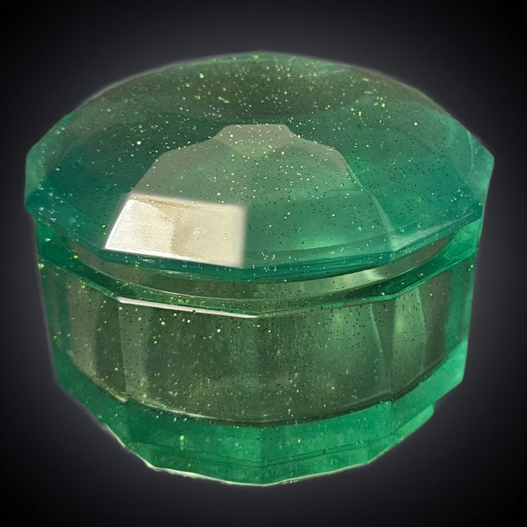 Grüne handgefertigte, glitzernde Kristalldose aus Harz mit facettierter Oberfläche und rundem Deckel.