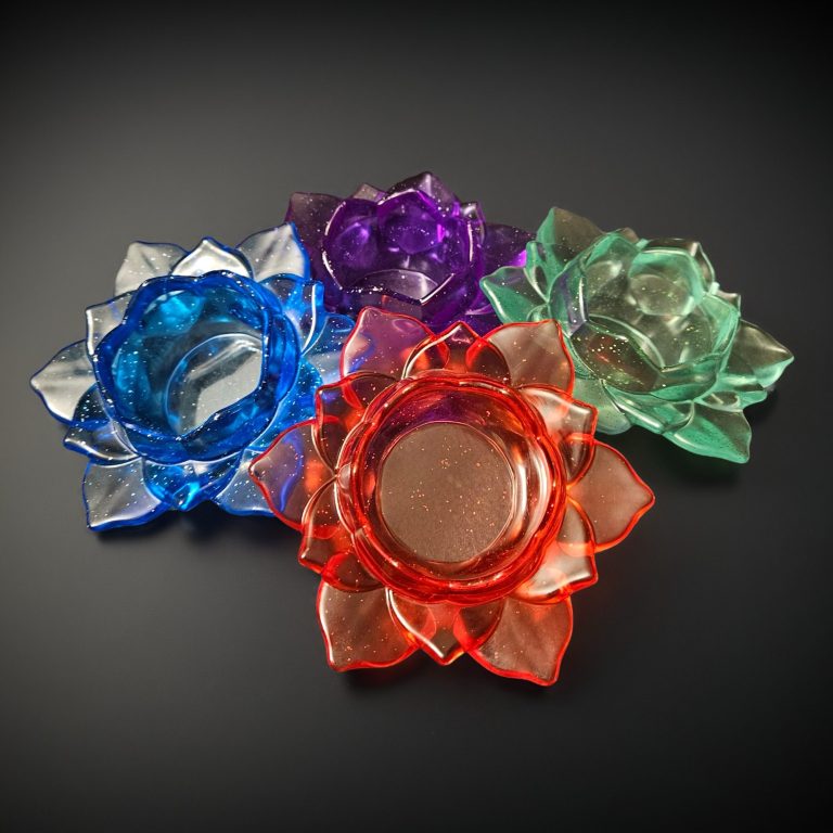 Teelichthalter in Form einer Lotusblüte gegossen aus glitzerndem Resin – erhältlich in Blau, Lila, Rot und Mintgrün. Mit Glitzer.