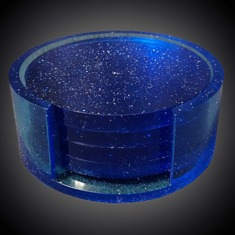 Handgefertigte, glitzernde Untersetzer aus blauem Harz mit passender Halterung.