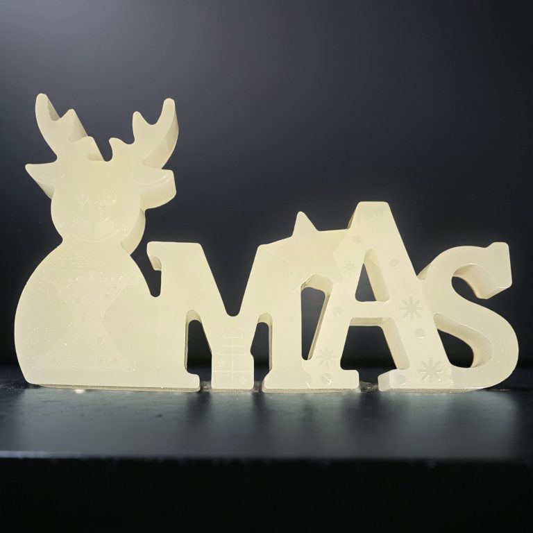 Weihnachtliche Dekoration mit dem Schriftzug "XMAS" und einem Rentierkopf.