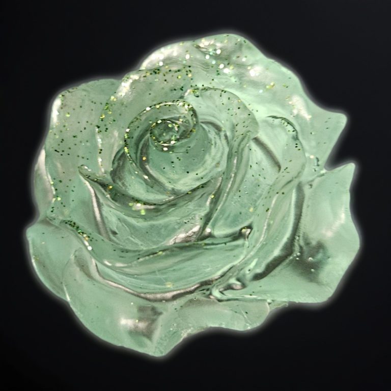 Grüne handgefertigte Rose aus glitzerndem Harz.