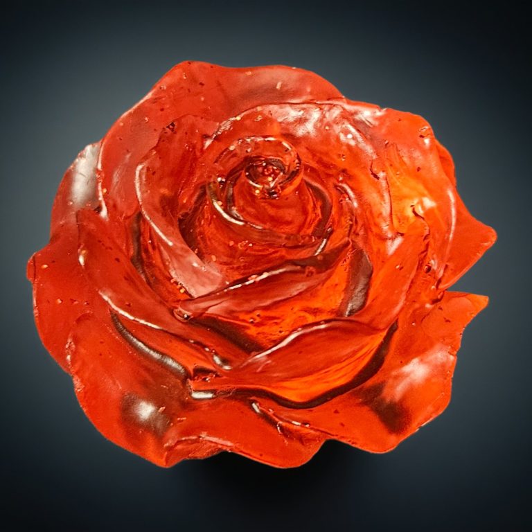 Rote handgefertigte Rose aus glitzerndem Harz.