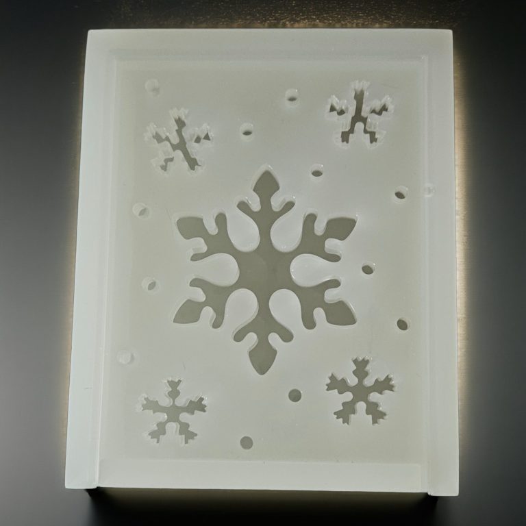 Weißer Behälter mit Schneeflockenmotiven und einem glatten, schlichten Design.