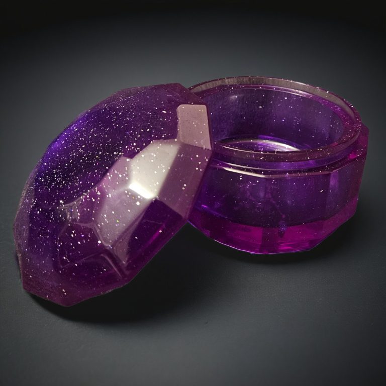 Lila handgefertigte, glitzernde Kristalldose aus Harz mit facettierter Oberfläche und rundem Deckel.