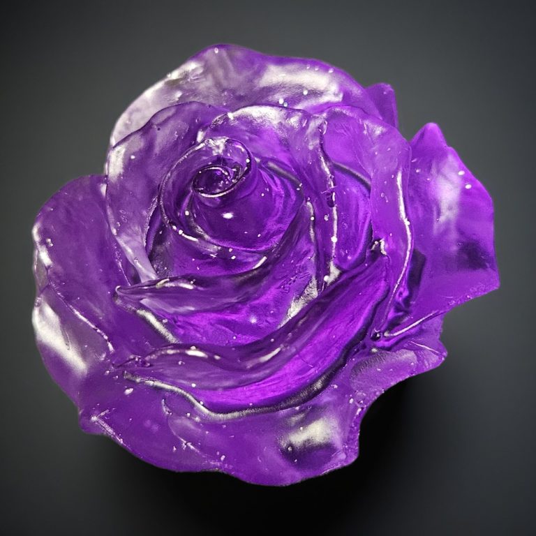 Lila handgefertigte Rose aus glitzerndem Harz.