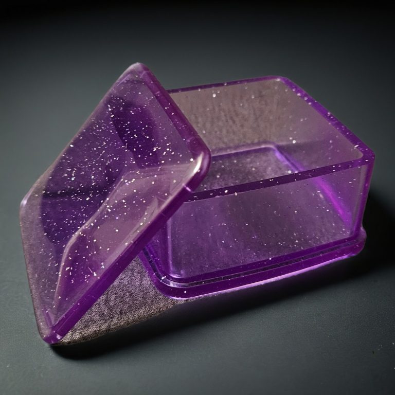 Lila quadratische Dose mit Deckel aus glitzerndem, transparentem Harz.