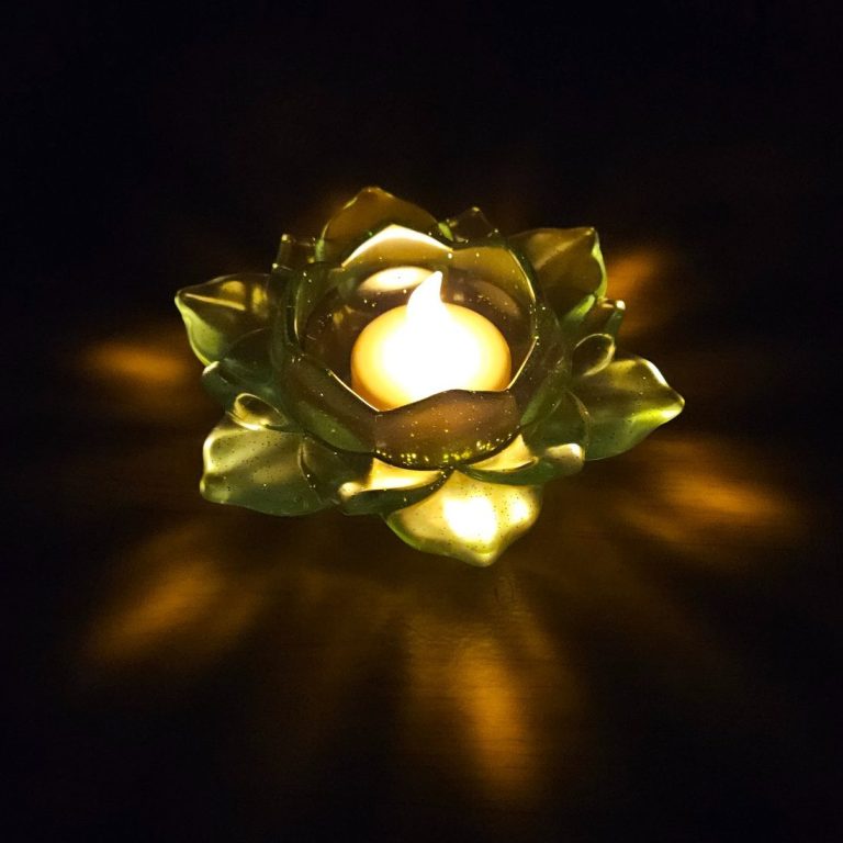 Grüber Teelichthalter in Form einer Lotusblüte, gegossen aus glitzerndem Resin. Mit Glitzer.
