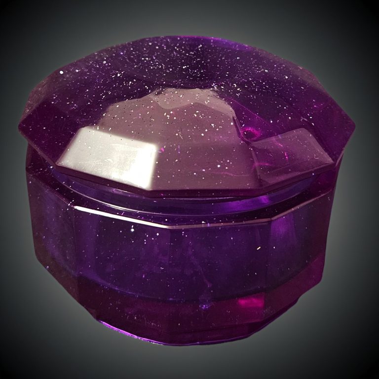 Lila handgefertigte, glitzernde Kristalldose aus Harz mit facettierter Oberfläche und rundem Deckel.