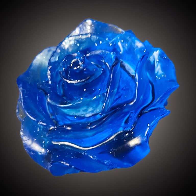 Blaue handgefertigte Rose aus glitzerndem Harz.
