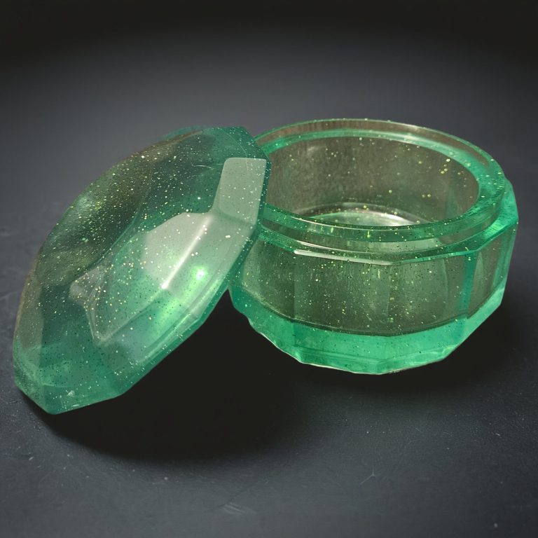 Grüne handgefertigte, glitzernde Kristalldose aus Harz mit facettierter Oberfläche und rundem Deckel.