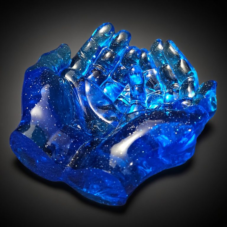 Blaue Harzschale in Form zweier schützender Hände, ideal als dekorative Ablage für Schmuck oder Schlüssel.
