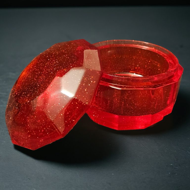 Rote handgefertigte, glitzernde Kristalldose aus Harz mit facettierter Oberfläche und rundem Deckel.