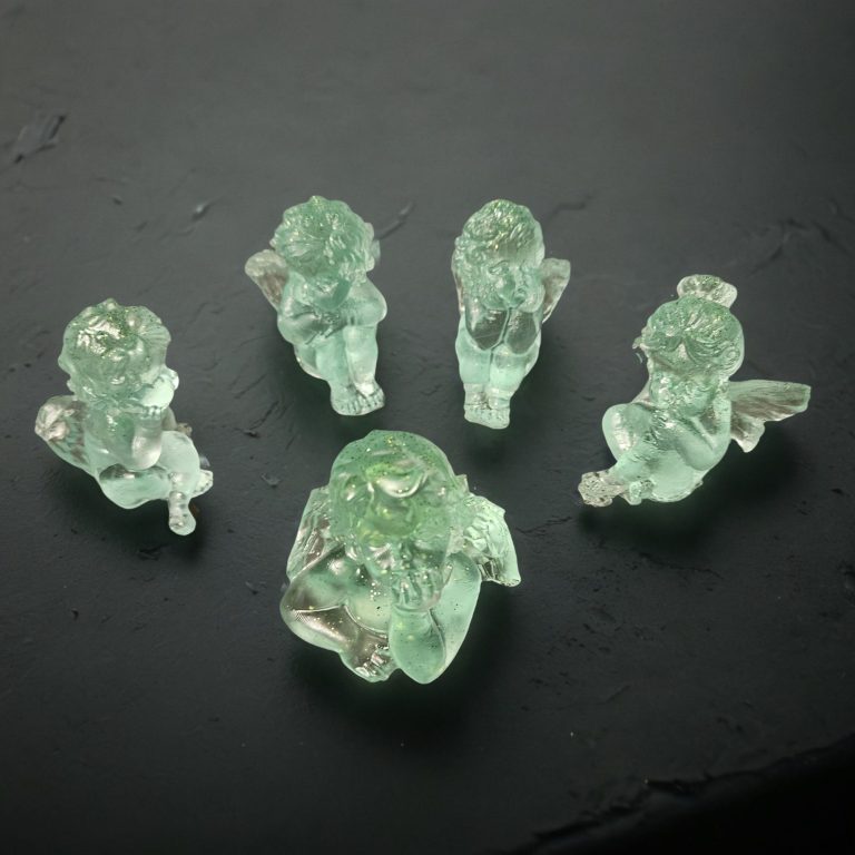 Fünf handgefertigte grüne Engelfiguren aus Harz, glänzend-transparent gegossen, mit verschiedenen Posen.