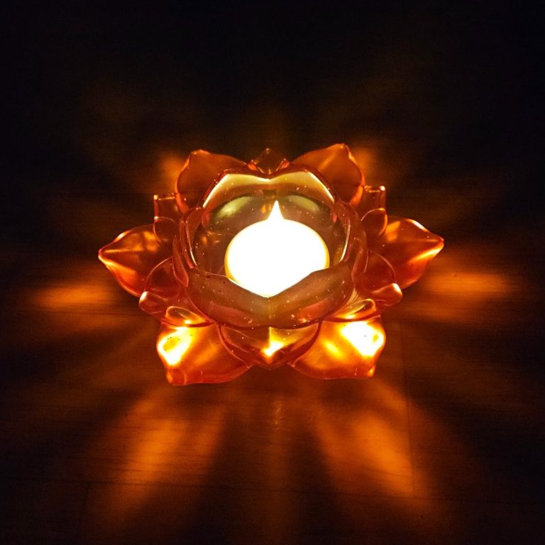 Roter Teelichthalter in Form einer Lotusblüte, gegossen aus glitzerndem Resin. Mit Glitzer.