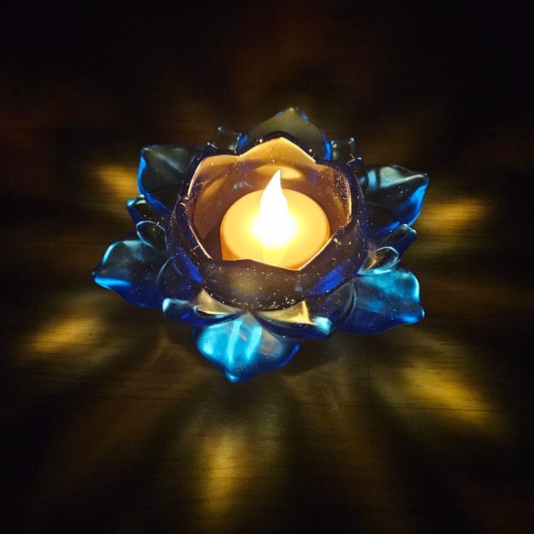 Blauer Teelichthalter in Form einer Lotusblüte, gegossen aus glitzerndem Resin. Mit Glitzer.