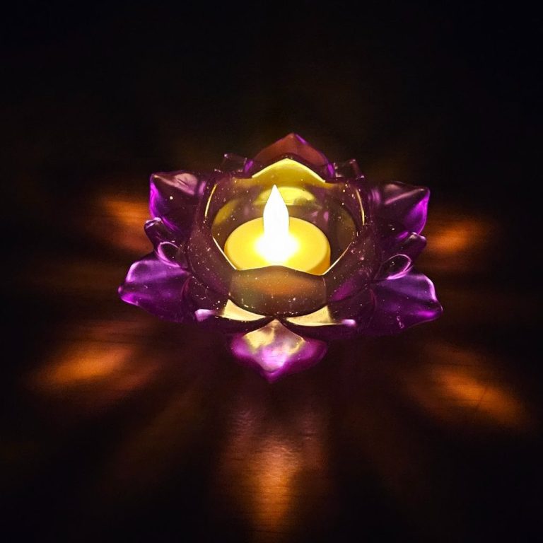 Lila Teelichthalter in Form einer Lotusblüte, gegossen aus glitzerndem Resin. Mit Glitzer.