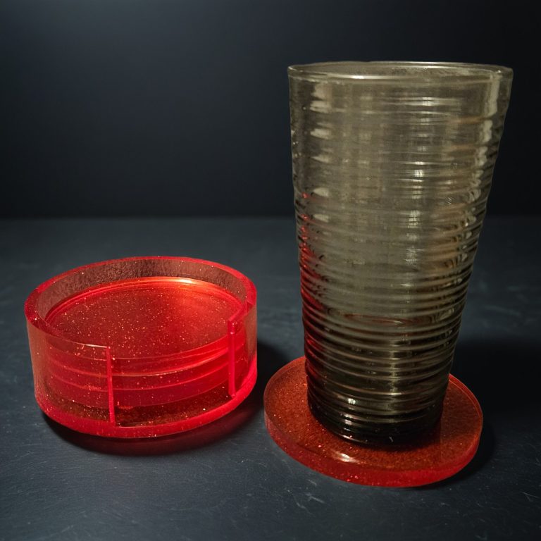 Handgefertigte, glitzernde Untersetzer aus rotem Harz mit passender Halterung.