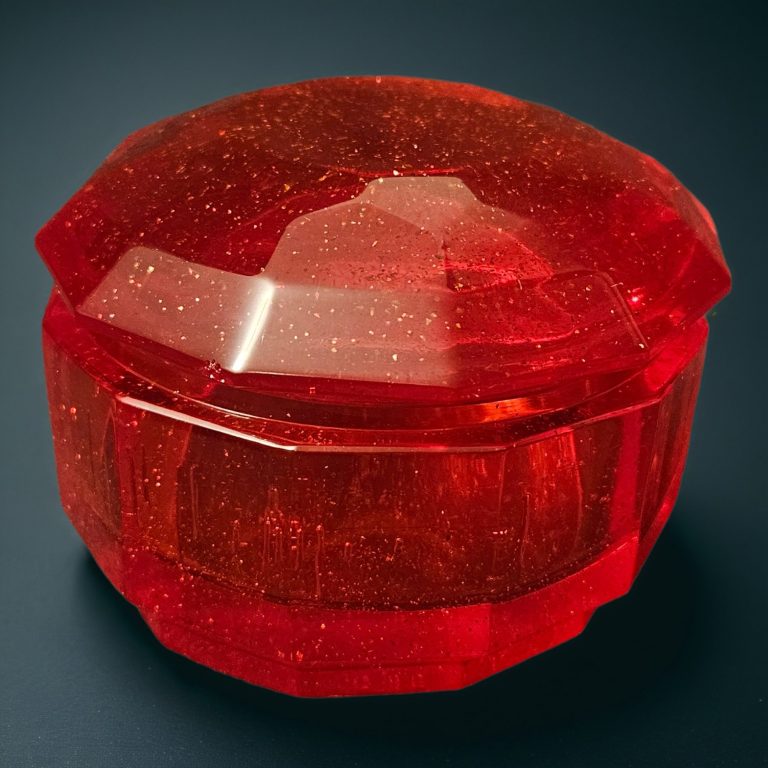 Rote handgefertigte, glitzernde Kristalldose aus Harz mit facettierter Oberfläche und rundem Deckel.